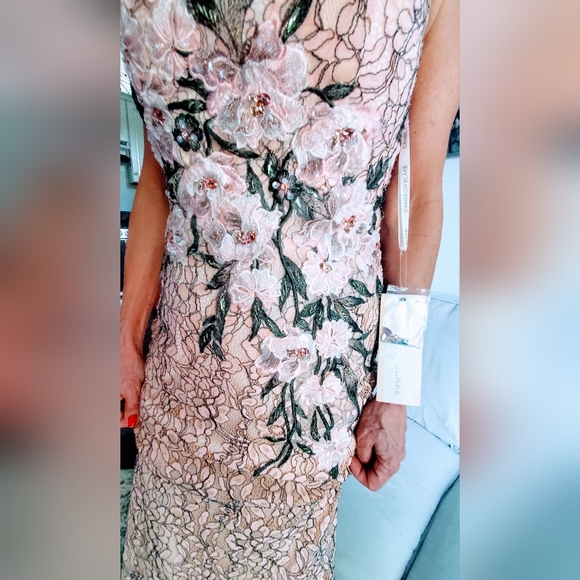 Formal beaded sheath gown. - Picture 2 of 6